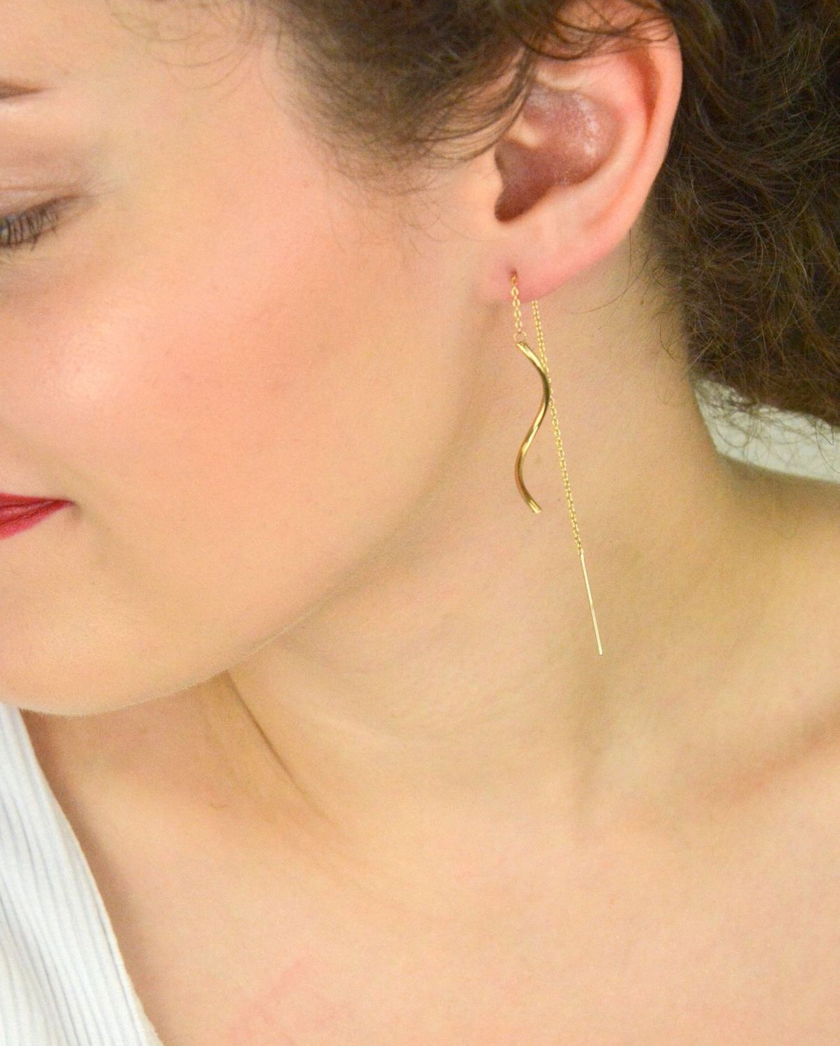 Złote kolczyki damskie próby 375 – model KL 6533 375. Wiszące, przeciągane przez ucho, długość 7 cm. Delikatny skręcony łańcuszek. Elegancka lekkość i ponadczasowy styl!1.jpg